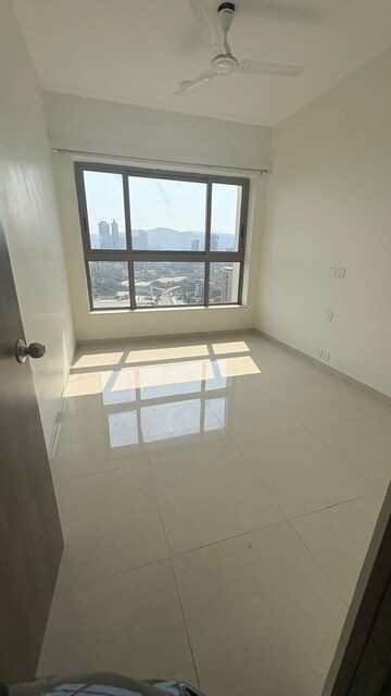 Room in 2 BHK Apartment at Kalpataru Paramount, Kapur Bawdi – for Rent