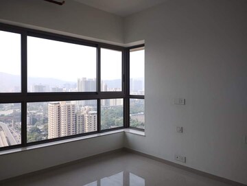 Room in 2 BHK Apartment at Kalpataru Paramount, Kapur Bawdi – for Rent