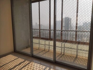 Room in 2 BHK Apartment at Piramal Vaikunth, Balkum Pada – for Rent