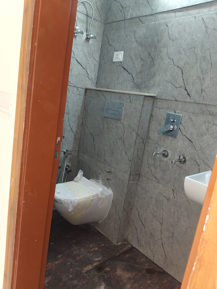 Bathroom, dwarka mor 3 Bedroom 100 Sq.Yd. Builder Floor In Dwarka Mor Delhi 8645031