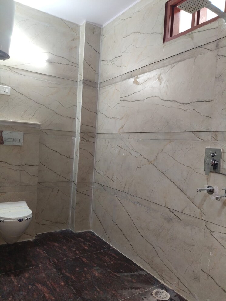 Bathroom, dwarka mor 3 Bedroom 100 Sq.Yd. Builder Floor In Dwarka Mor Delhi 8645031