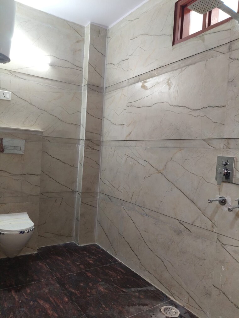 Bathroom, dwarka mor 3 Bedroom 100 Sq.Yd. Builder Floor In Dwarka Mor Delhi 8645031