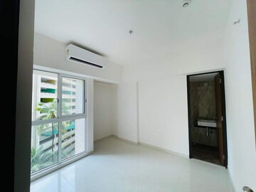 Room in 2 BHK Apartment at Lodha Amara, Kolshet Road – for Rent