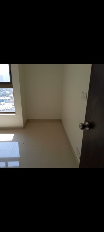 Room in 2 BHK Apartment at Kalpataru Paramount, Kapur Bawdi – for Rent