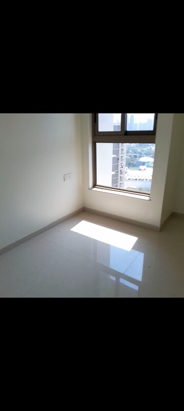 Room in 2 BHK Apartment at Kalpataru Paramount, Kapur Bawdi – for Rent