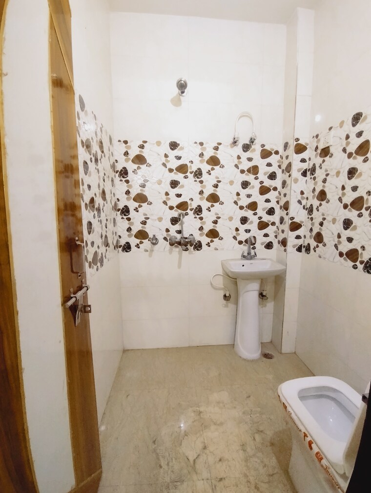 Bathroom, uttam nagar 2 Bedroom 550 Sq.Ft. Builder Floor In Uttam Nagar Delhi 8645134