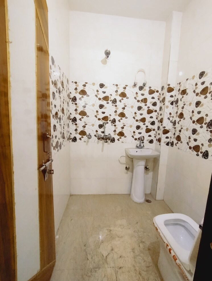 Bathroom, uttam nagar 2 Bedroom 550 Sq.Ft. Builder Floor In Uttam Nagar Delhi 8645134