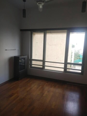 Room in 4 BHK Apartment at Lodha Bellissimo, Mahalaxmi – for Rent