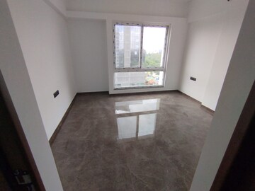 Room in 3.5 BHK Apartment at Shroff Aureta, Koregaon Park Annexe – for Rent
