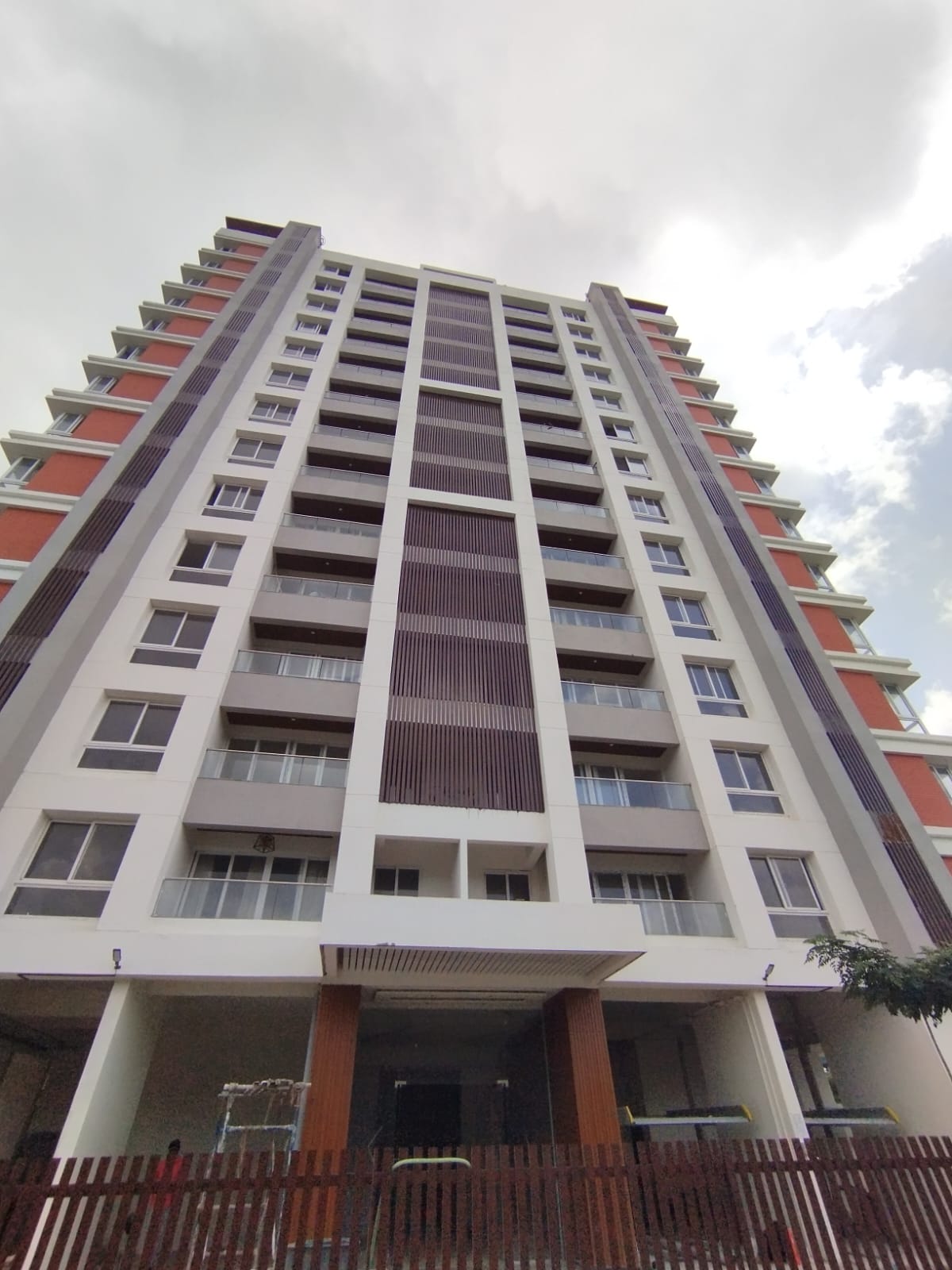 3.5 BHK + Extra Room 1850 Sq.Ft. Apartment in Shroff Aureta