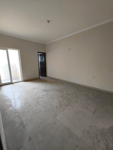 Room in 3 BHK Apartment at Paramount Floraville, Sector 137 – for Sale