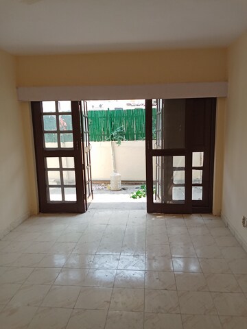 Room in 1.5 BHK Builder Floor at Safdarjung Enclave – for Rent