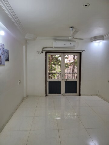 Room in 3 BHK Apartment at Amli Industrial Estate – for Rent