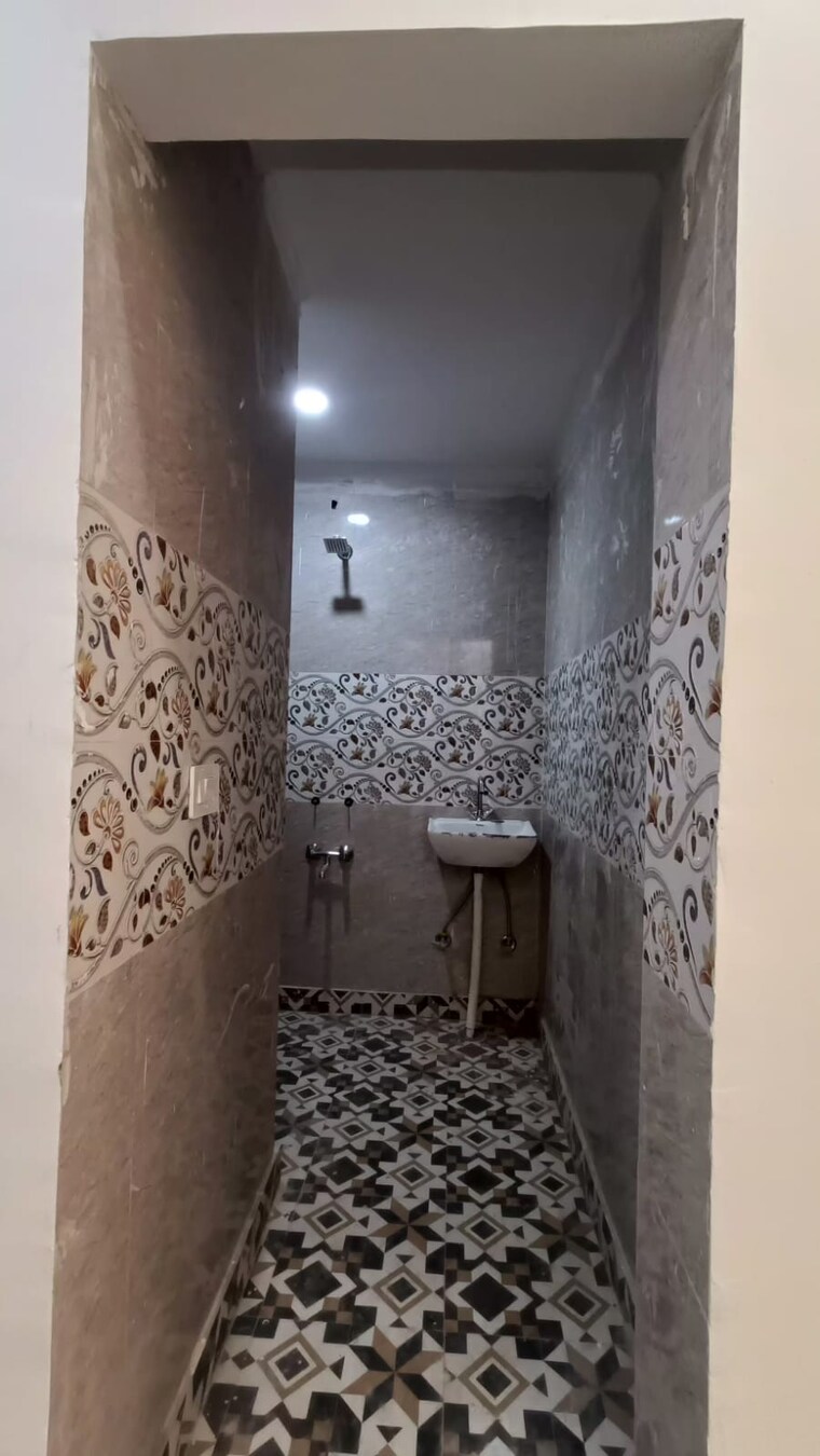 Bathroom, govindpuri 2 Bedroom 6500 Sq.Ft. Builder Floor In Govindpuri Delhi 8646247