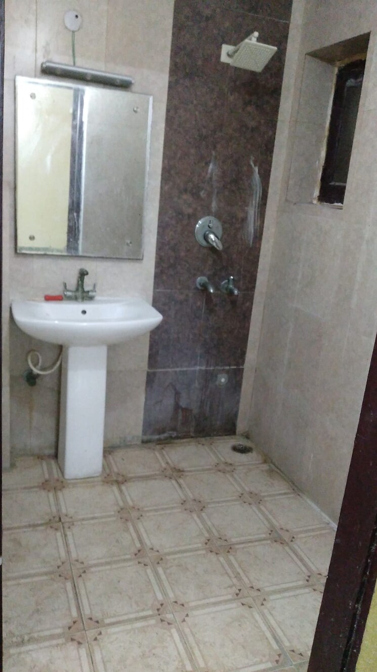 Bathroom, sector 55 2.5 Bedroom 1750 Sq.Ft. Independent House In Sector 55 Noida 8646370