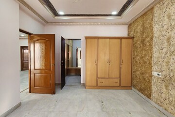 Room in 4 BHK Apartment at Sector 50 – for Rent