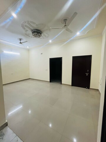 Room in 3 BHK Builder Floor at Sector 38 – for Rent