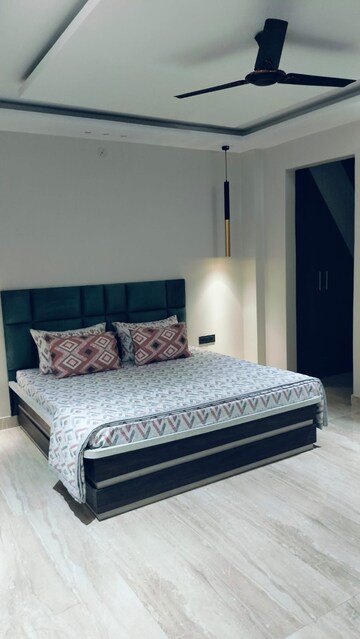 Bedroom in 3.5 BHK Apartment at Greenwood Apartment, Gomti Nagar – for Rent