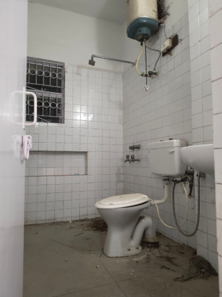 Bathroom, sarita vihar 2 Bedroom 950 Sq.Ft. Apartment In Sarita Vihar Delhi 8647145