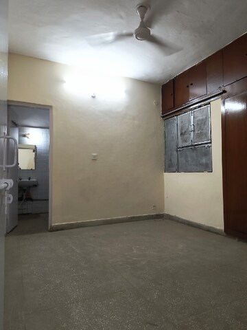 Room in 2 BHK Apartment at Sarita Vihar – for Rent