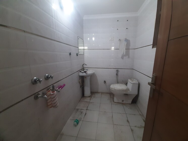 Bathroom, palm-residency-chhatarpur 3 Bedroom 140 Sq.Yd. Builder Floor In Chattarpur Delhi 8647257