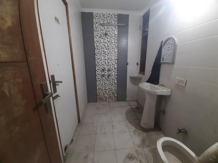 Bathroom, palm-residency-chhatarpur 3 Bedroom 140 Sq.Yd. Builder Floor In Chattarpur Delhi 8647257