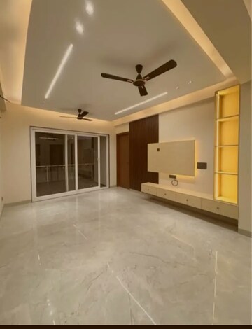 Room in 4 BHK Builder Floor at Saket – for Rent