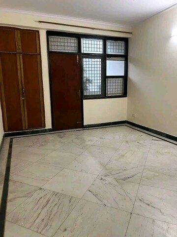 Room in 3 BHK Builder Floor at Rzone Land Plot, Sector 48 – for Rent