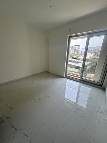 Room in 2 BHK Apartment at Kalpataru Immensa, Kolshet Road – for Rent