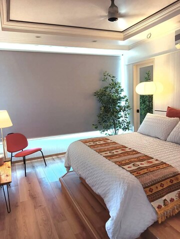 Bedroom in 2.5 BHK Apartment at Swami CHS Jacob Circle, Jacob Circle – for Rent