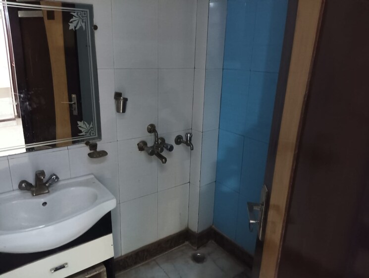 Bathroom, laxmi nagar 4 Bedroom 1749 Sq.Ft. Builder Floor In Laxmi Nagar Delhi 8647679