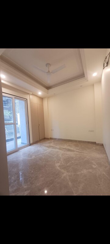 Room in 3 BHK Builder Floor at Nehru Enclave – for Rent