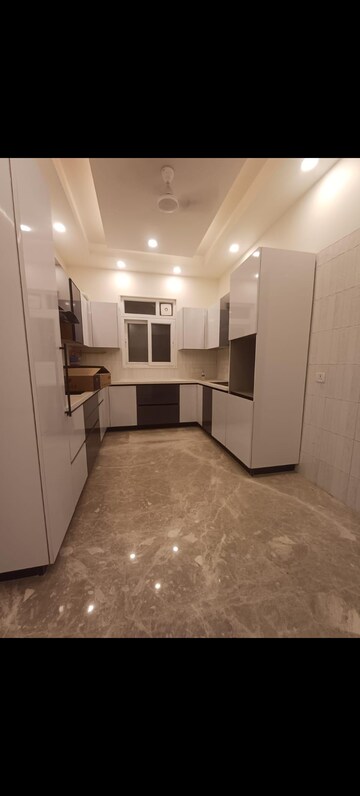 Room in 3 BHK Builder Floor at Greater Kailash I – for Rent