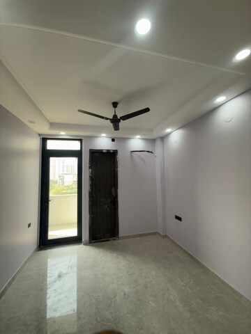 Room in 3 BHK Builder Floor at BPTP Amstoria Plot, Sector 102 – for Rent