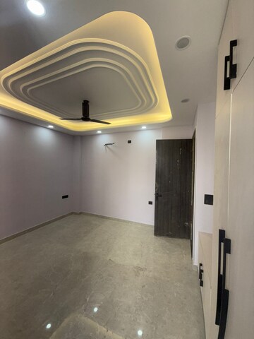 Room in 3 BHK Builder Floor at BPTP Amstoria Plot, Sector 102 – for Rent