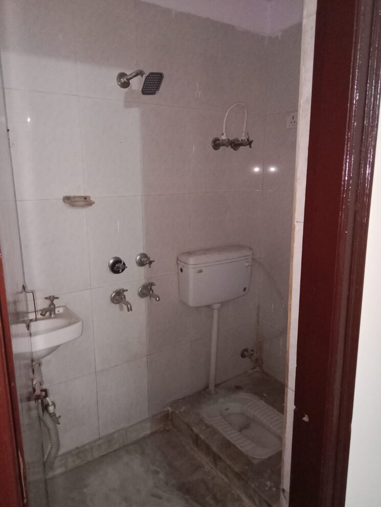 Bathroom, khanpur 2 Bedroom 60 Sq.Yd. Apartment In Khanpur Delhi 8648128