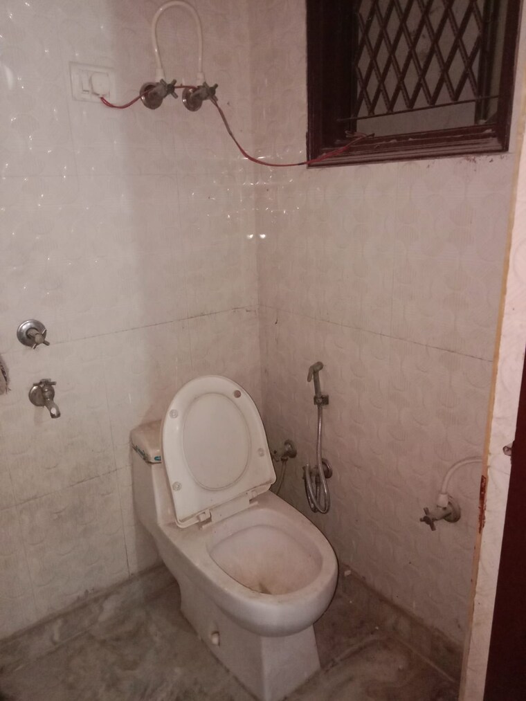 Bathroom, khanpur 2 Bedroom 60 Sq.Yd. Apartment In Khanpur Delhi 8648128