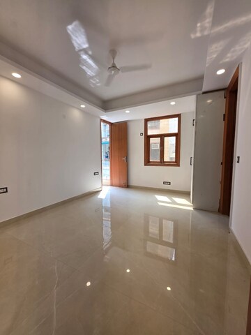Room in 3 BHK Builder Floor at Saket – for Sale