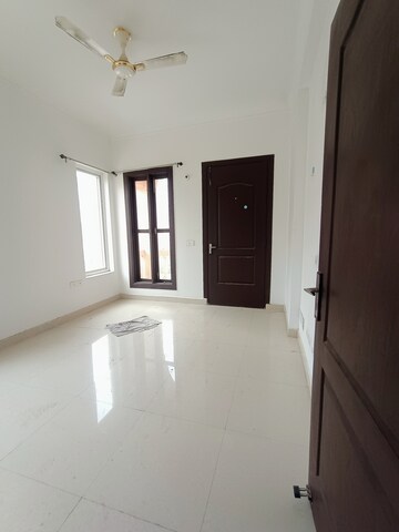 Room in 3 BHK Villa at Amrapali Leisure Valley, Tech Zone 4 Greater Noida – for Rent