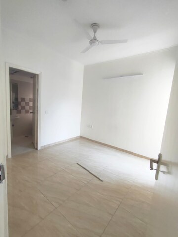 Room in 3 BHK Apartment at Amrapali Golf Homes, Sector 4 Greater Noida – for Rent