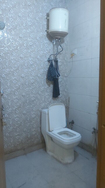 Bathroom in 1.5 BHK Builder Floor at Mayur Vihar Phase 1 Extension – for Rent