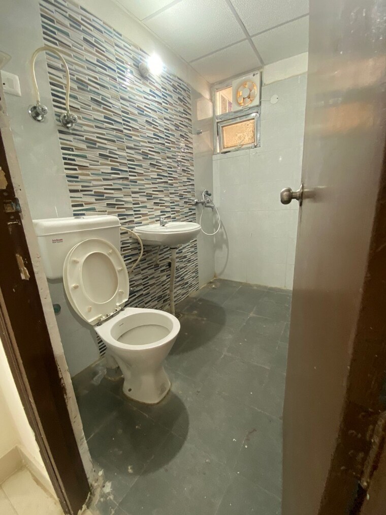 Bathroom, signature-roselia-phase-2 2 Bedroom 570 Sq.Ft. Apartment In Sector 95a Gurgaon 8648487