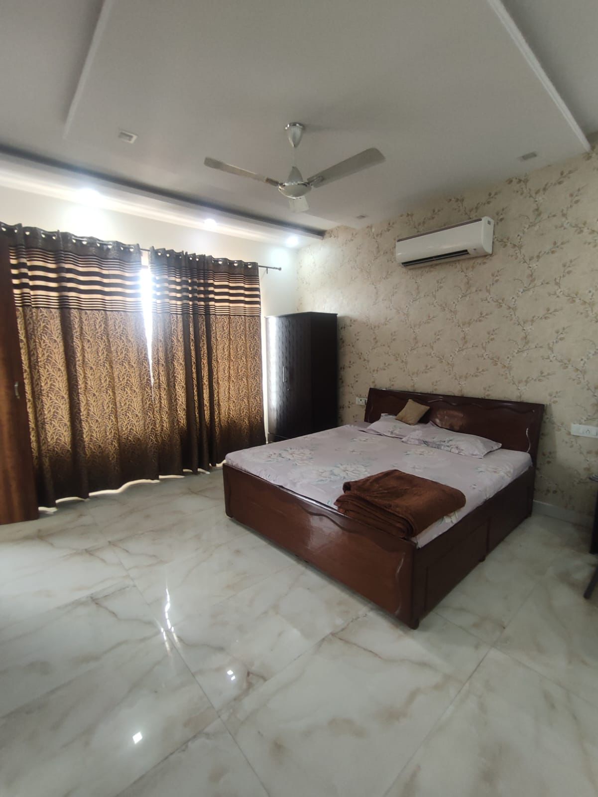 6+ BHK + Extra Room Independent House For Sale in Wave Estate 