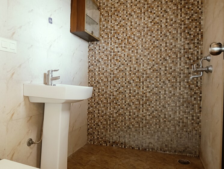 Bathroom, landcraft-golflinks-plaza 3 Bedroom 1380 Sq.Ft. Apartment In Pandav Nagar Ghaziabad 8648608