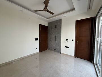 Room in 3 BHK Builder Floor at DLF Super Mart 2, Sector 43 – for Rent