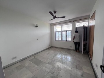 Room in 3 BHK Builder Floor at DLF Super Mart 2, Sector 43 – for Rent