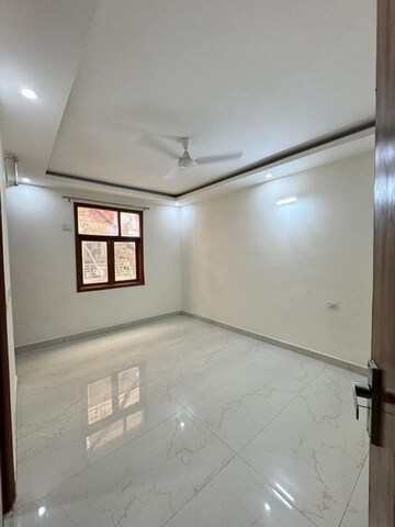 Room in 2 BHK Apartment at Saket – for Rent