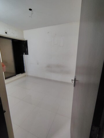 Room in 1.5 BHK Apartment at Sheth Zuri, Laxmi Nagar – for Rent