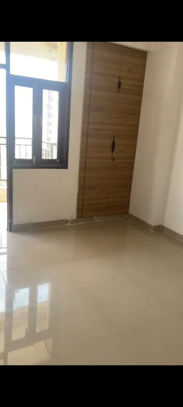 Room in 3 BHK Apartment at Wave City, Wave City – for Rent