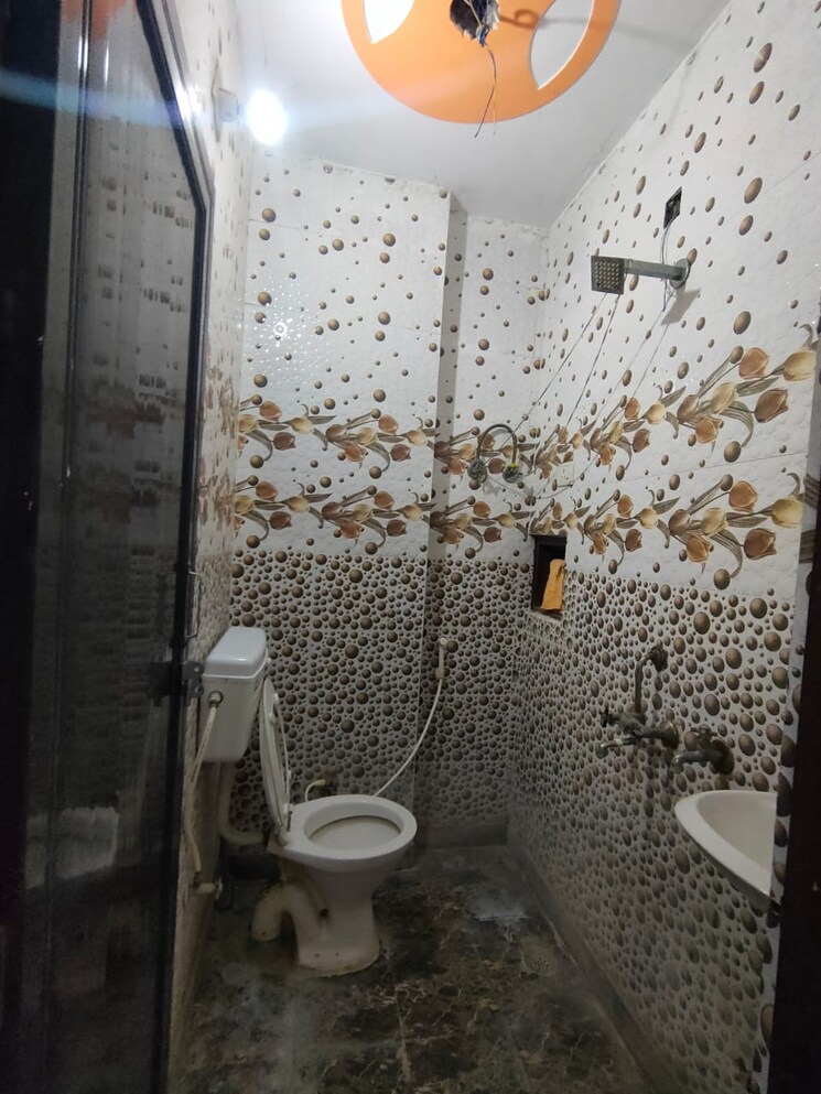 Bathroom, uttam nagar 1 Bedroom 50 Sq.Yd. Apartment In Uttam Nagar Delhi 8649323